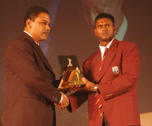 Shivnarine Chanderpaul collects the Team of the Year on behalf of Guyana